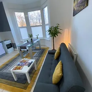 Stunning 1 Bed Spacious -central Apartment